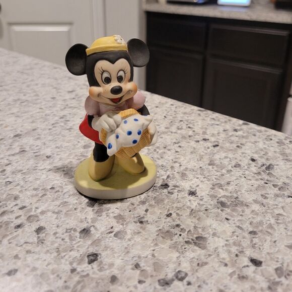 Vintage Disney Minnie Mouse Ceramic Figurine Picnic Basket - Picture 1 of 5